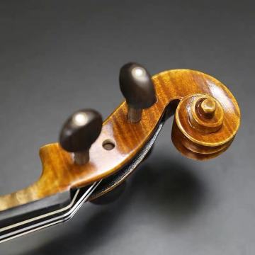 Cello aus massivem Holz mit glänzender Oberfläche