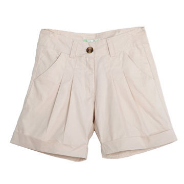 Women's Bermuda pleat shorts with loose leg opening