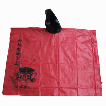 Rote Plastik Poncho