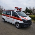 Ambulancia de gasolina que transporta el paciente para emergencias médicas