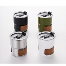 Outdoor -Tasse mit Holzhalter und Plastikdeckel