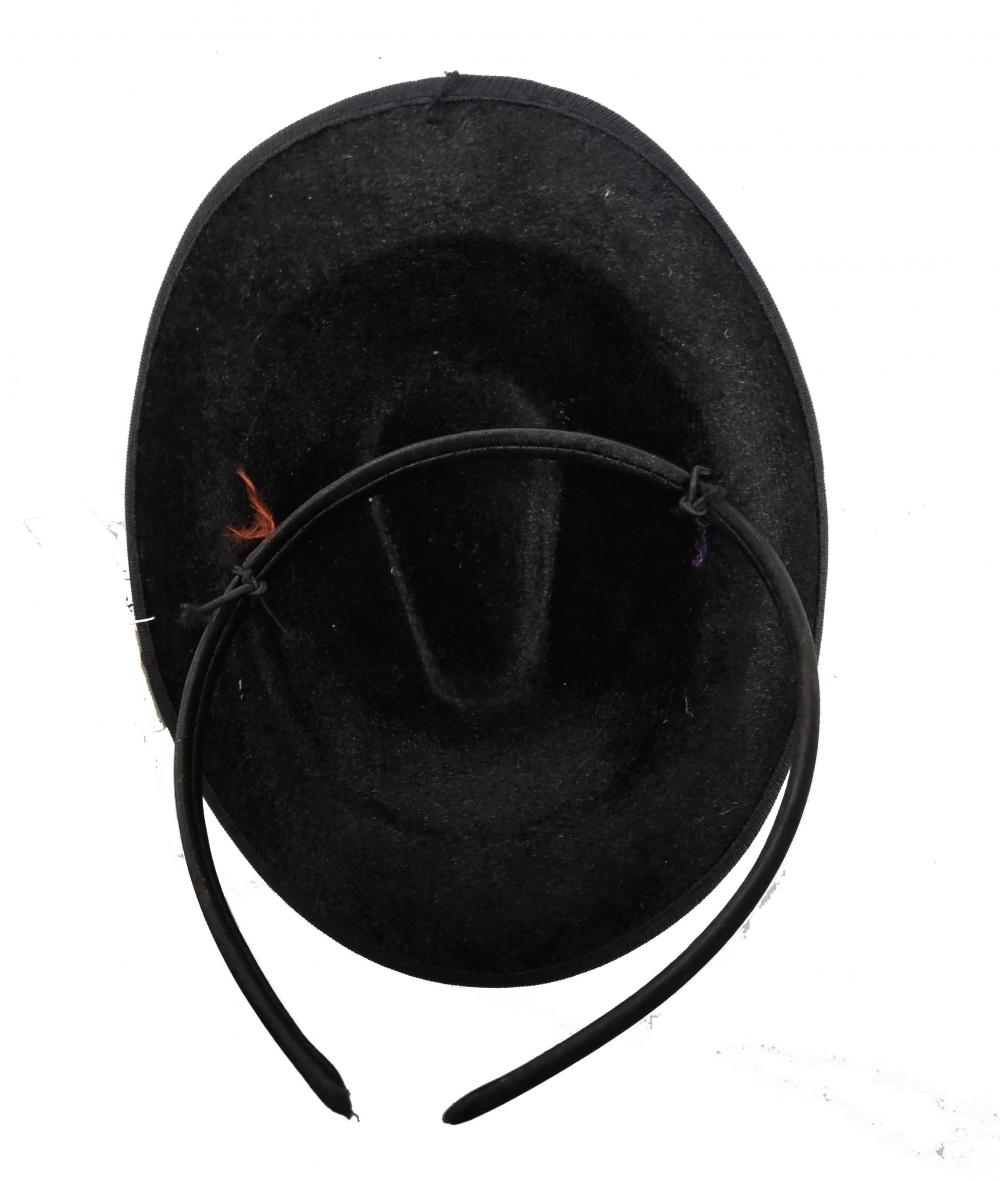 Hair hoop with black hat