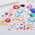 Tropfen Sie Ohrring -Acryl -Diamantsteine ​​Dekoration mit Loch