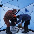 3-4 persone Ripugna di pesca sul ghiaccio completamente isolato