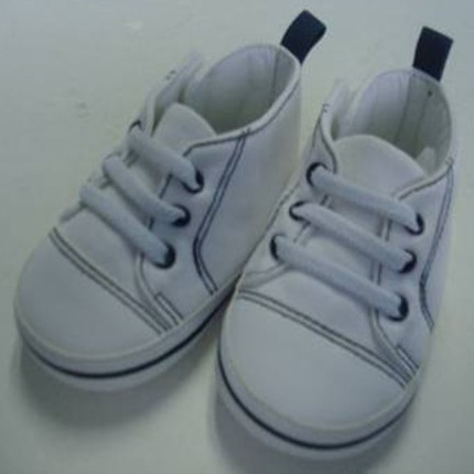Bebé blanco zapatos deportivos para niños