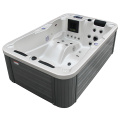 Mini -Acryl -Whirlpool mit einem Loungesitz