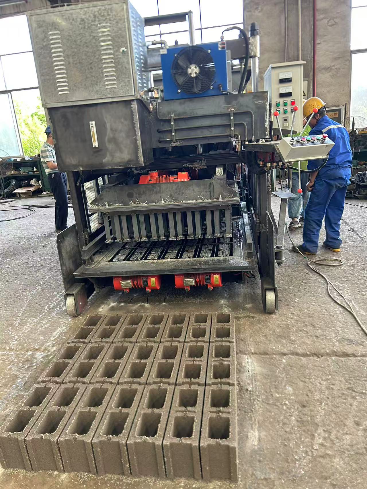 Мобильная блочная машина для эффективного производства кирпича дорожного покрытия