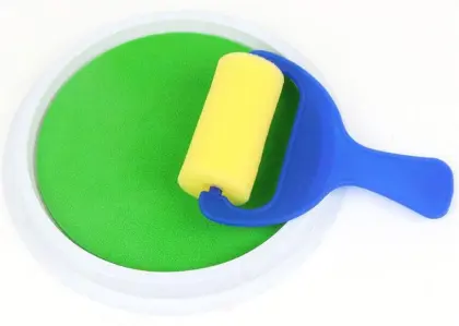 Children's paintings of spongy brush