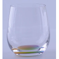 Schönes Trinkglasset mit Regenbogenboden