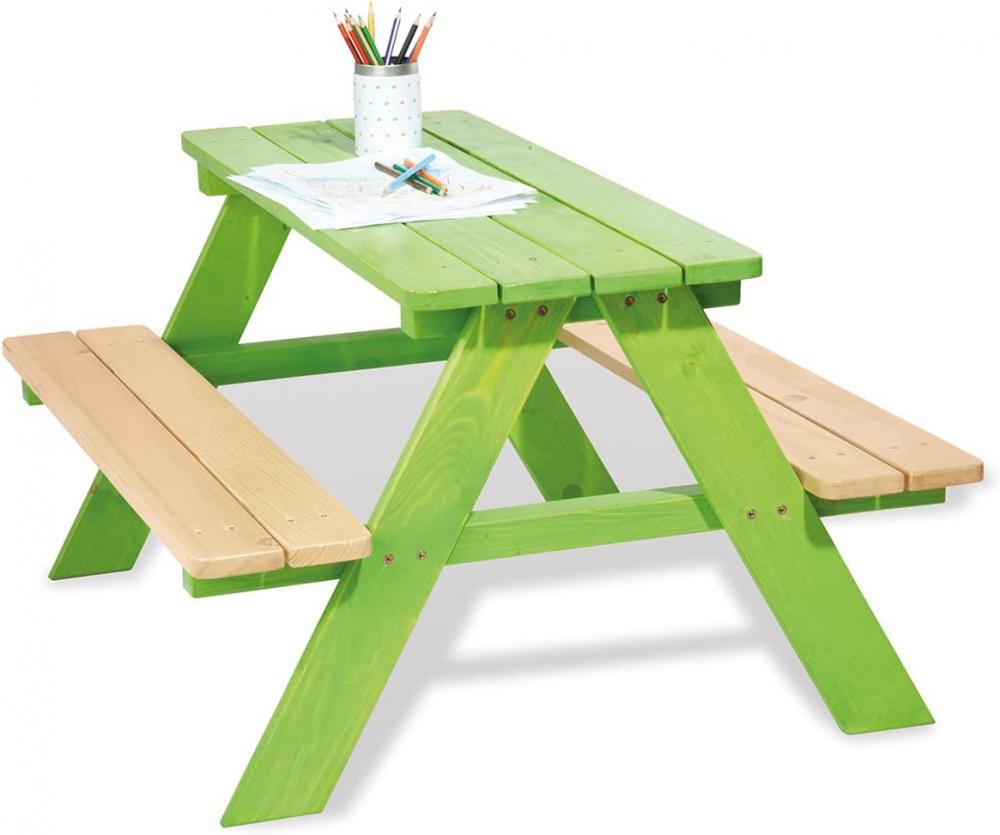 4つの緑色のピクニックテーブルのニッキー