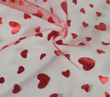Tissu tulle carré avec un coeur rouge métallisé