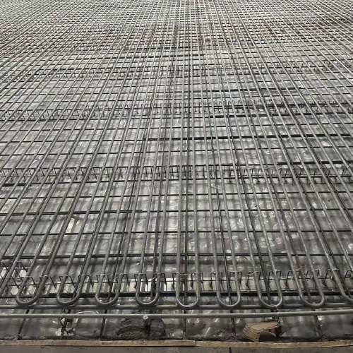 Металлические магистральные трубы ледового катка