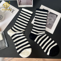 한국 흑백 줄무늬 중간 길이 스포츠 양말