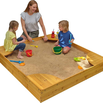 Caja de arena en el patio trasero de madera con muebles de exterior para niños