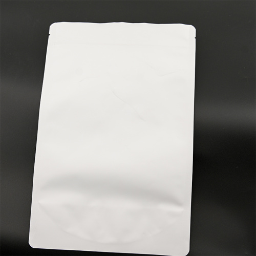 Bolsa blanca de pie para envasar snacks.