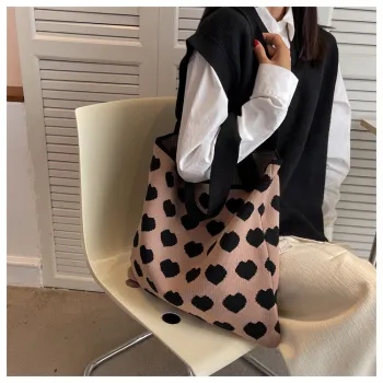 Customizable Pink Heart-Shaped Patterned Shoulder Bags: The Latest Korean Design Style for Women's Fashion Accessories
