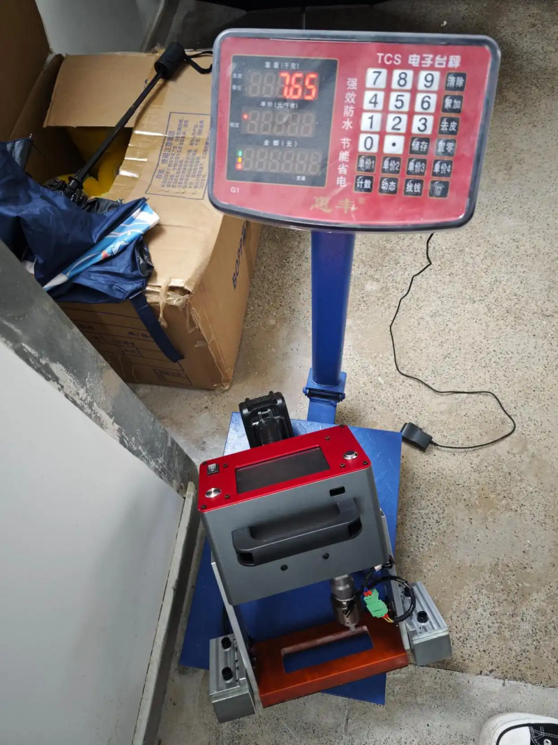 a V-shaped electromagnetic clamping structure