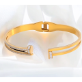 Brazalete de titanio de diez rhinestone de doble establo chapado en oro de lujo