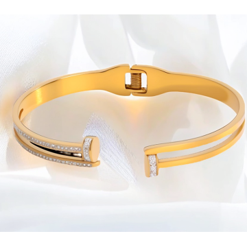 Brazalete de titanio de diez rhinestone de doble establo chapado en oro de lujo