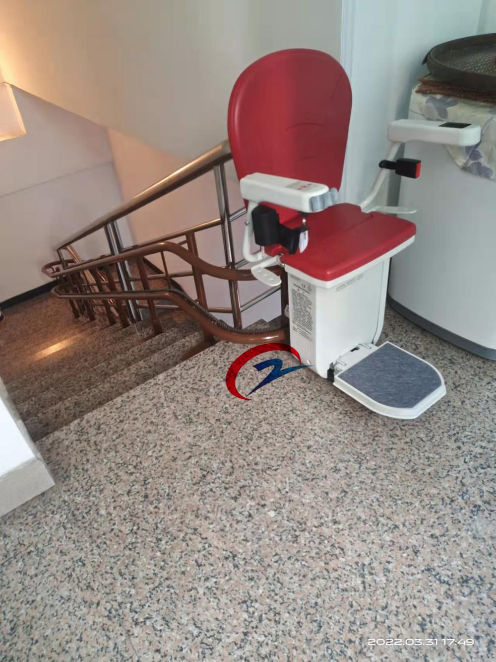 Um elevador de cadeira para as escadas