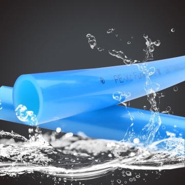 Collegamento del tubo di plastica per il radiatore di riscaldamento dell&#39;acqua