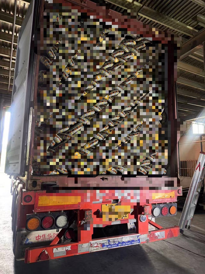 Ruisilaifu Motorcycle Tires Set Sail for South Africa! Two Containers Shipped Simultaneously, Showcasing New Heights of "Made in China"