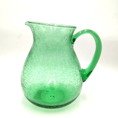 carafe en verre vert coupe champagne flûte avec bulle