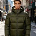 Chaqueta con capucha brillante para hombre