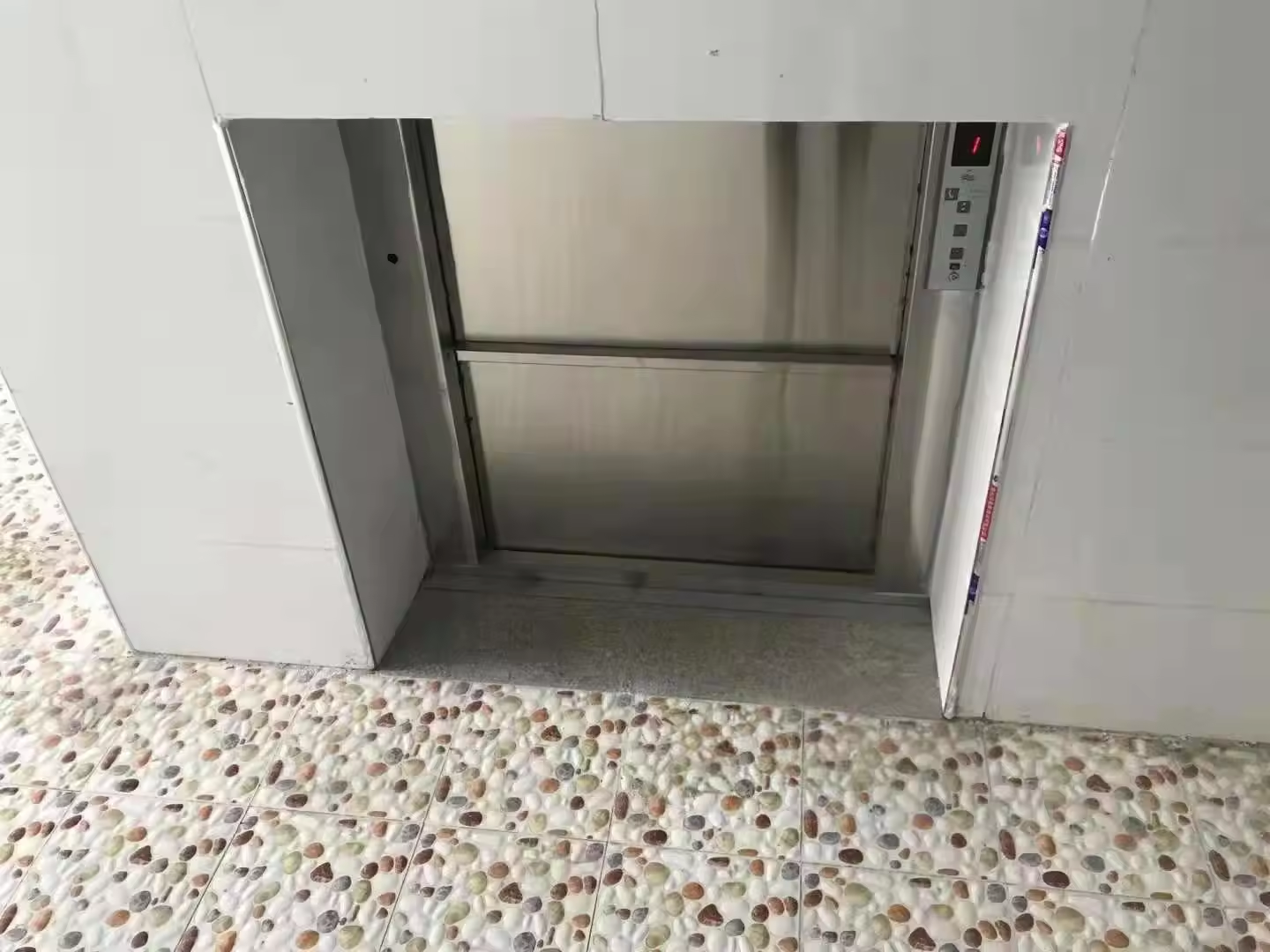 مطبخ مصعد Dumbwaiter في الهواء الطلق