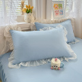 Almohada de color puro de encaje azul leche