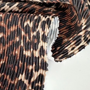 Faltenstoff in Crinkle-Optik mit Leopardenmuster