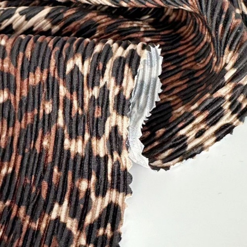 Tessuto pieghettato con stampa leopardata
