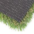 Синтетический газон из искусственной травы для ландшафтного дизайна сада.