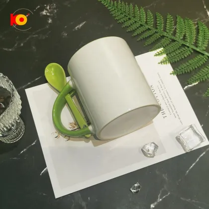 Fashion Customized Ceramic Cup with Green Spoon