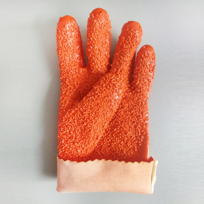 Orange PVC-Handschuhe mit Chips auf der Handfläche