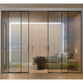 Minimalistisk design interiör glidande glas ytterdörr