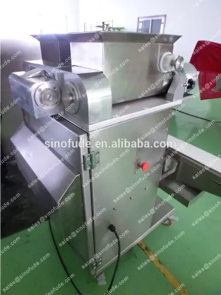 Moon cake encrusting and filling machine