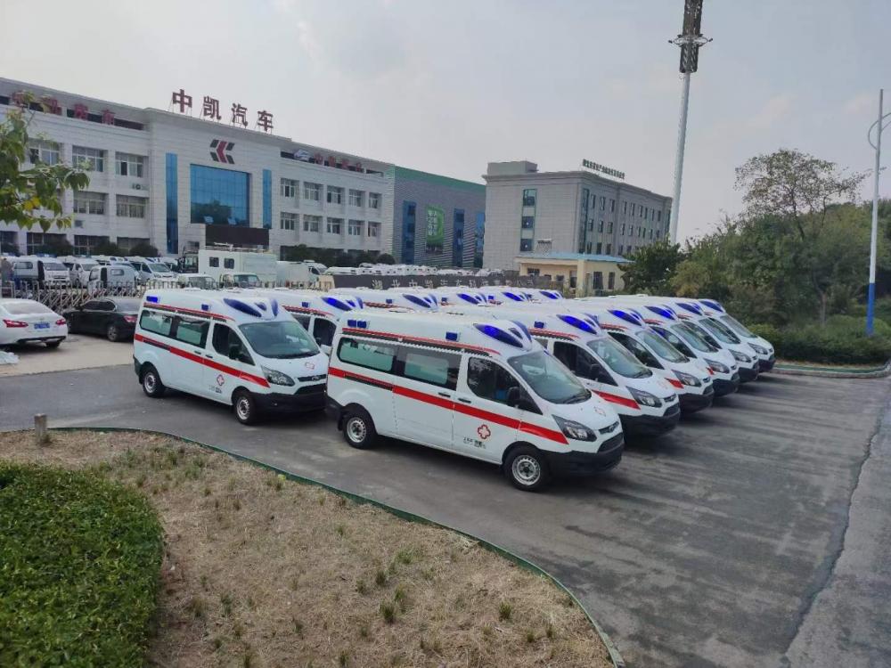 Ambulance à mi-parcours de l'essieu court