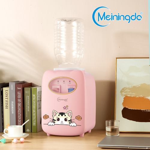 Distributore d'acqua con simpatici adesivi per gatti