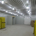 Sala de almacenamiento de refrigeración de frutas y vegetales.