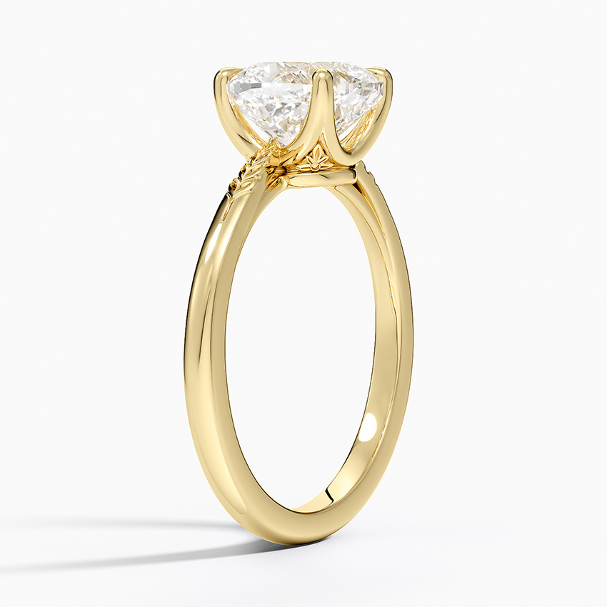 Anggulo sa gilid ng 18K gold engagement ring na nagha-highlight sa floral basket at prong setting