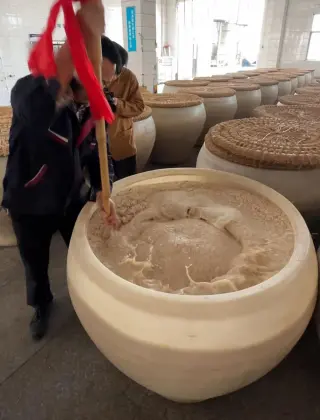 Chuanxiang Yuanhong Yellow wine in jars