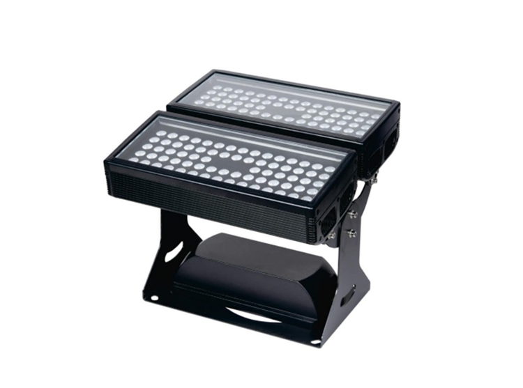 Adjustable floodlight for concentrated lighting