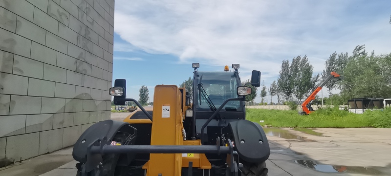 7M Telescopic Arm Small Diesel Forklift Loader with 3 Tons Capacity