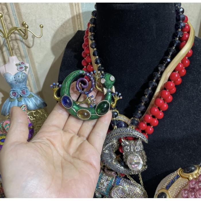 Chameleon retro e fofo e pequeno broche de lagarto