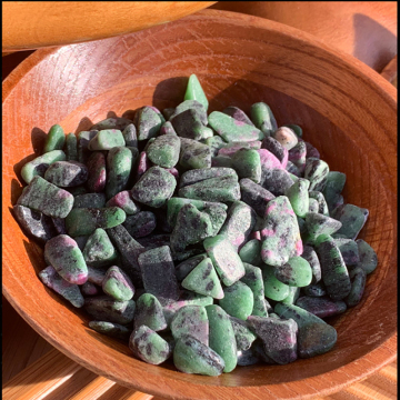 Wholesale Natural Bulk Rock Green Epidote Ruby Zoisite Crystal Tumbled Stones for Decoration