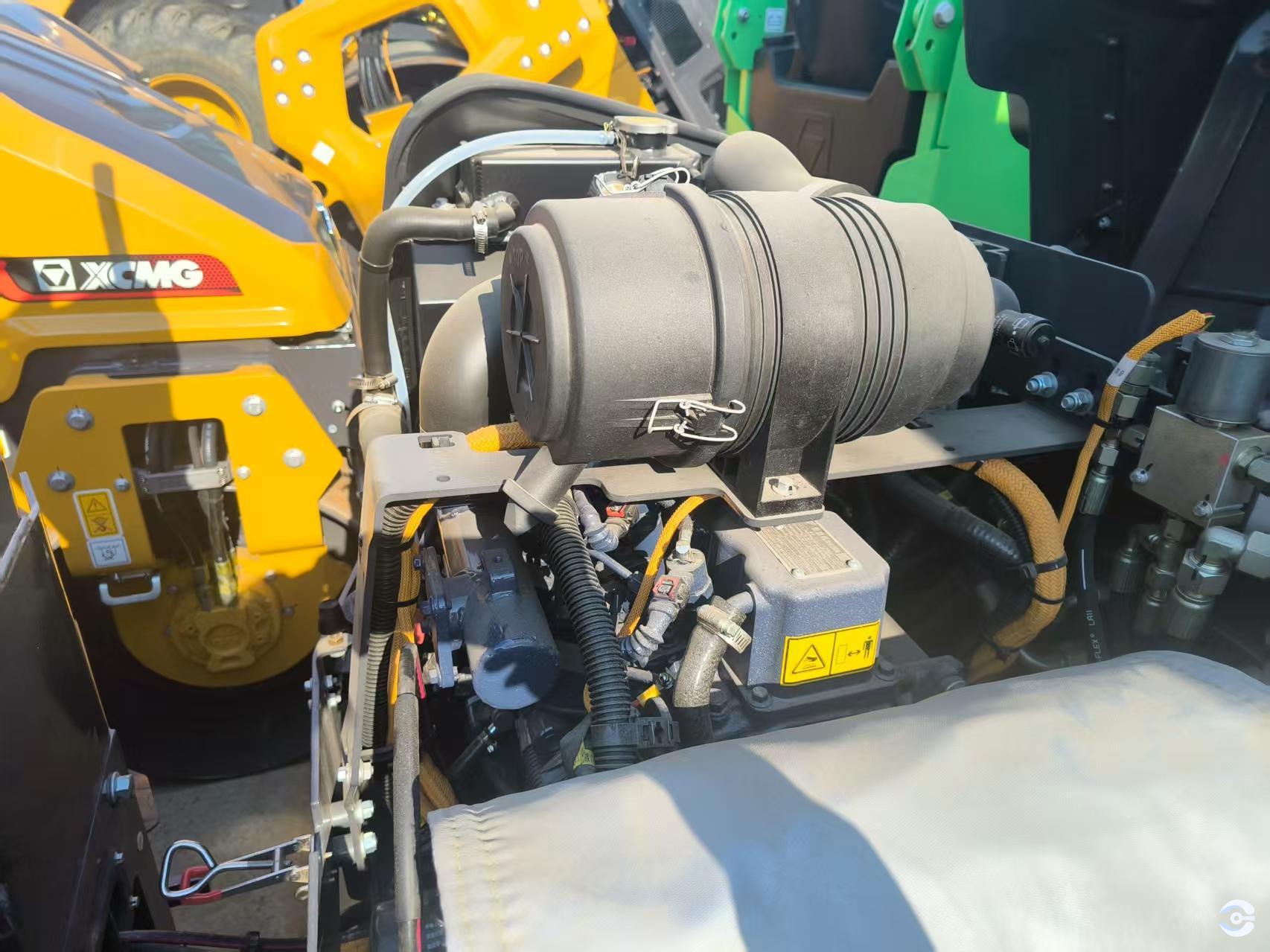 Pre-owned roller machine, ready for heavy-duty use Pre-owned roller machine, ready for heavy-duty use