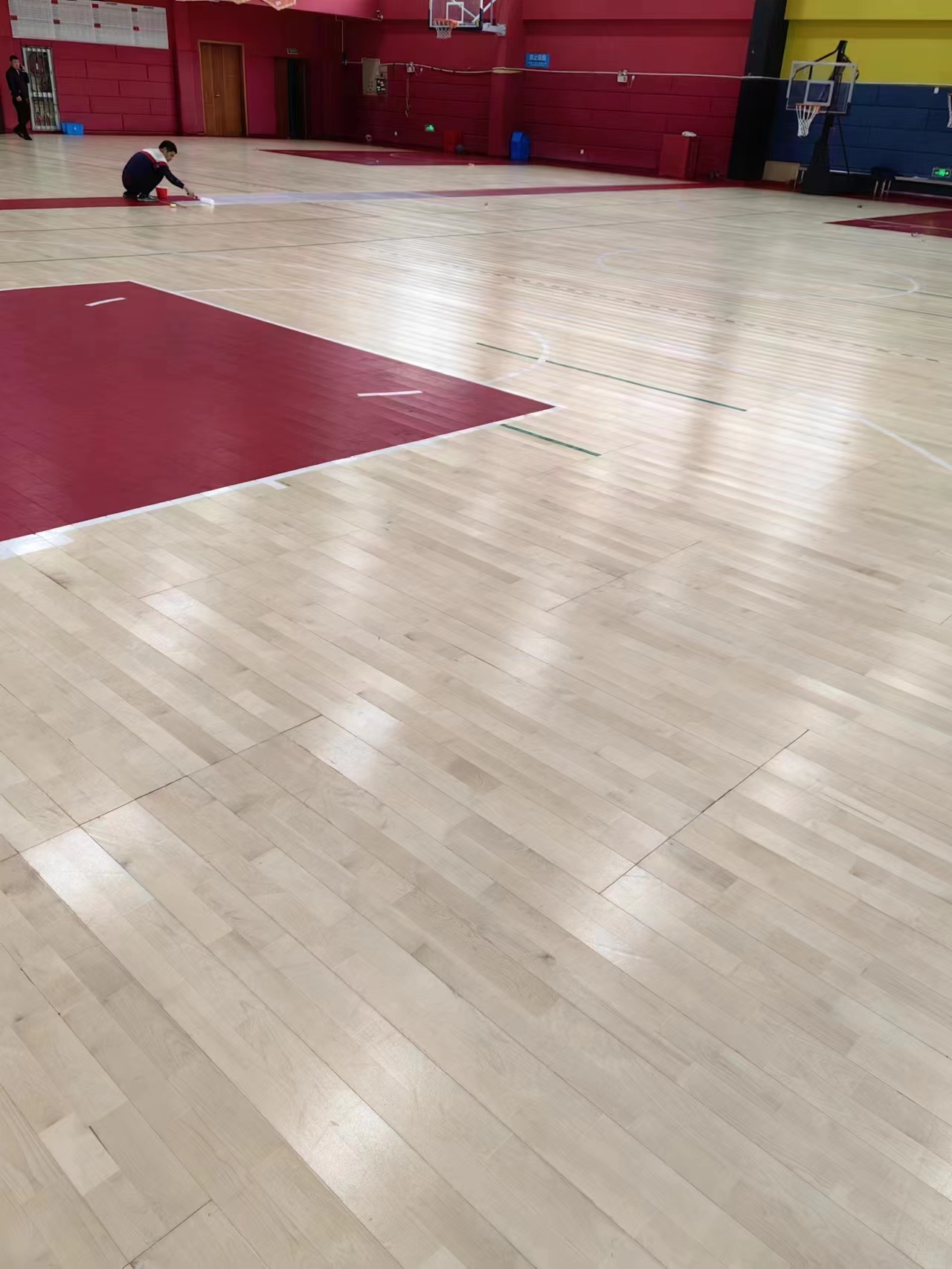 Portable wooden floor for indoor sports