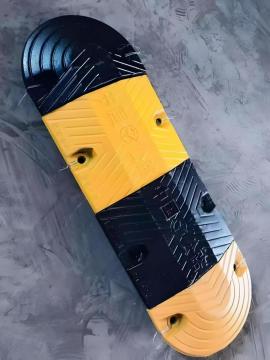 Heavy Duty Rubber Speed Bump with Reflective Strips for Highway & Parking Lot - Modular Traffic Calming Hump (Black/Yellow)