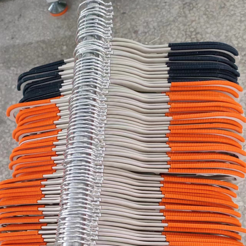 ماكينة علاّقة ملابس أوتوماتيكية مع خطافات